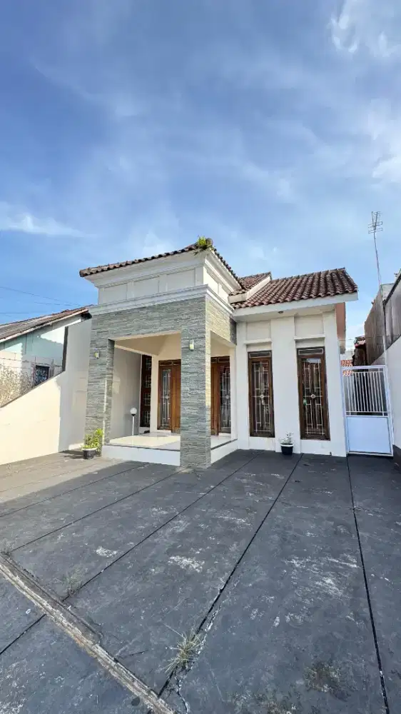 RUMAH SEMI FURNISHED DI TENGAH KOTA