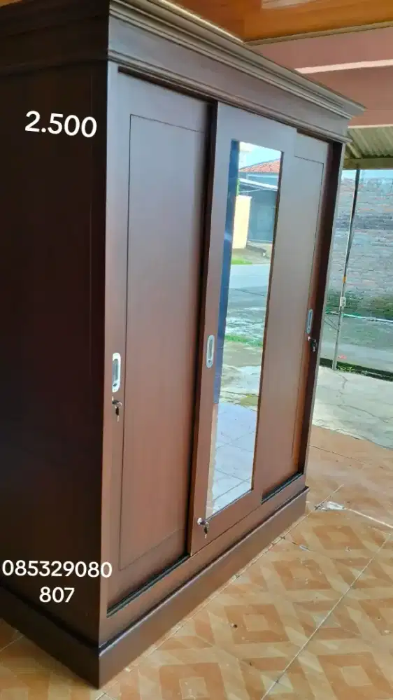 Lemari tiga pintu kayu jati