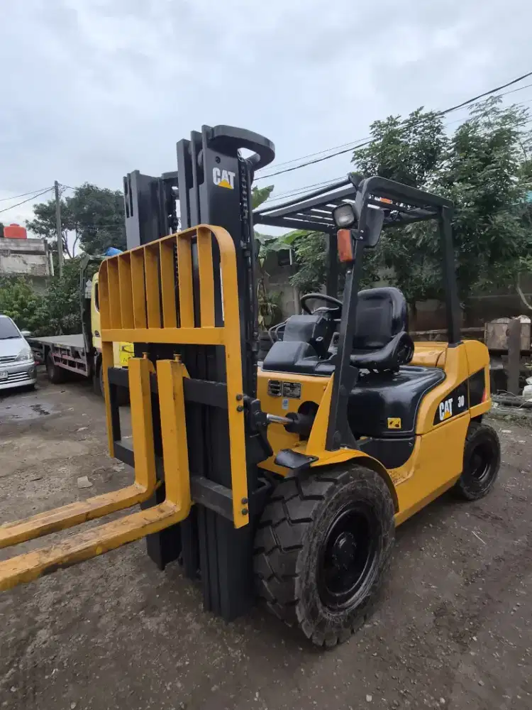 Forklift 3 Ton Caterpillar 2020 Three lift like new