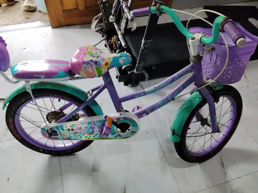 Sepeda anak cewek merk Rolet