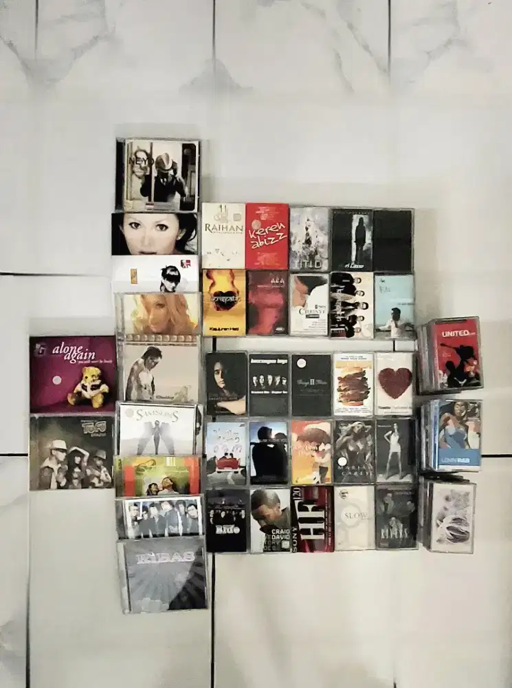 Kaset pita dan CD total ada 50 pcs, dijual sekaligus semua.