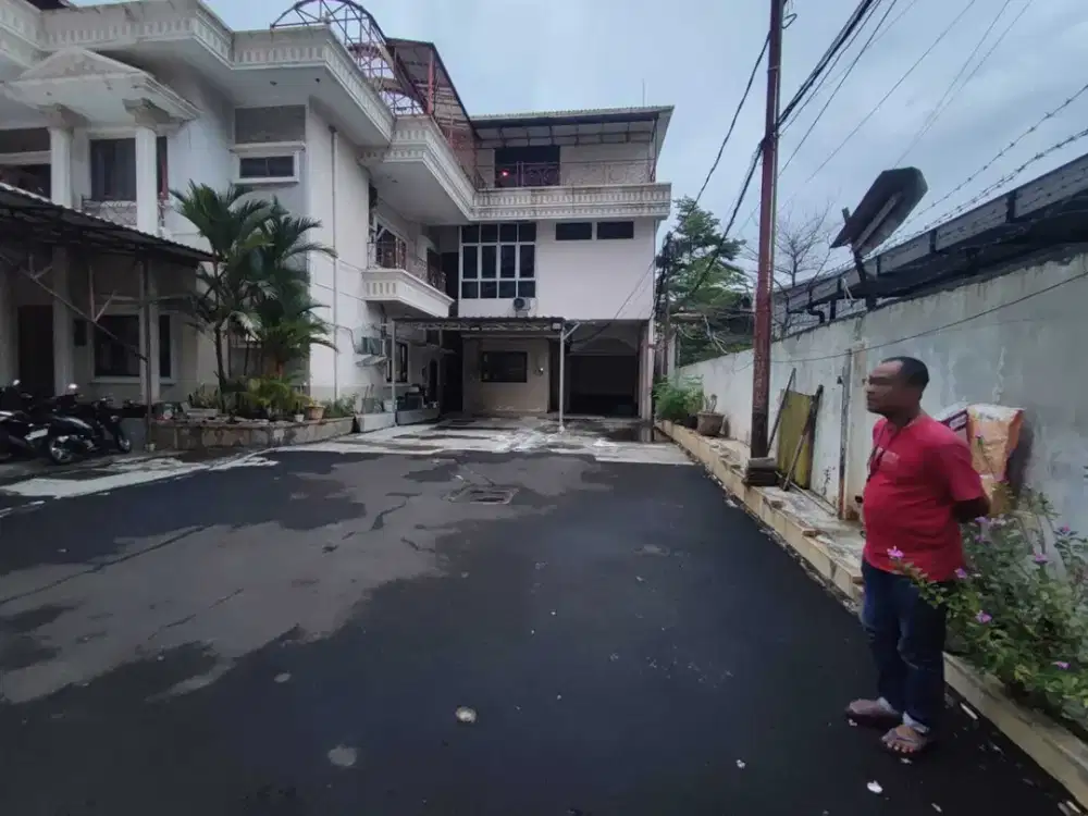 Rumah 3 Lantai Plus 43 Kamar Kost dan Kios di Karbela Dekat Sudirman