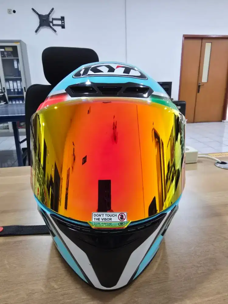 Helm Kyt TT Course dalla porta leopard