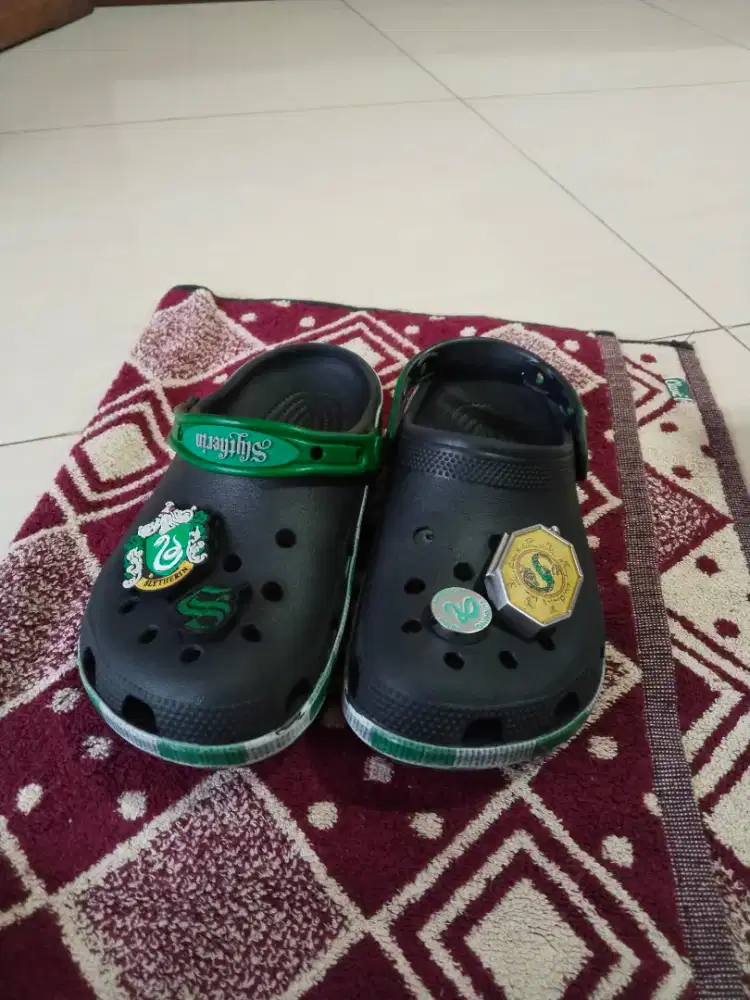 crocs collab harry potter warna hijau