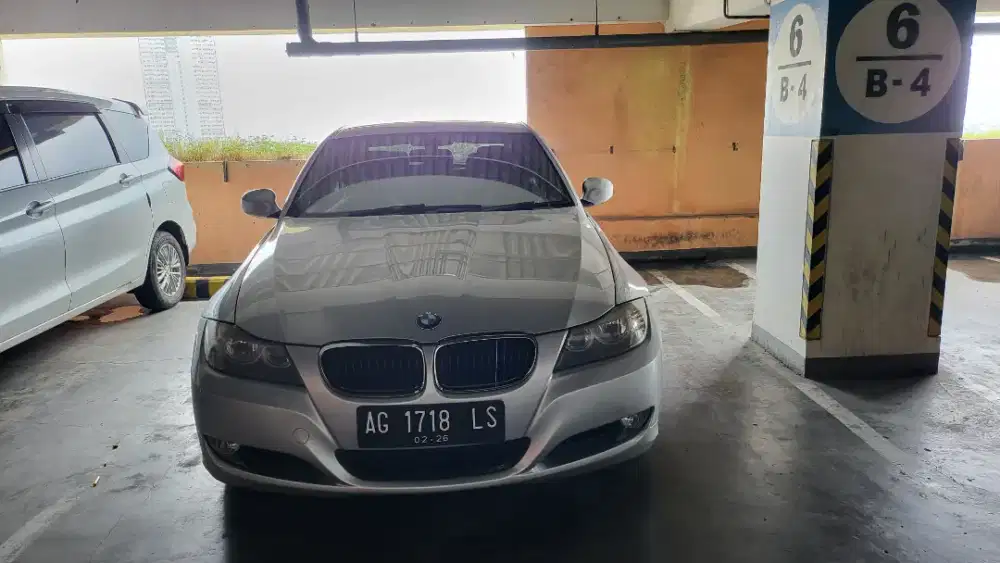 BMW 320i 2010 Bensin