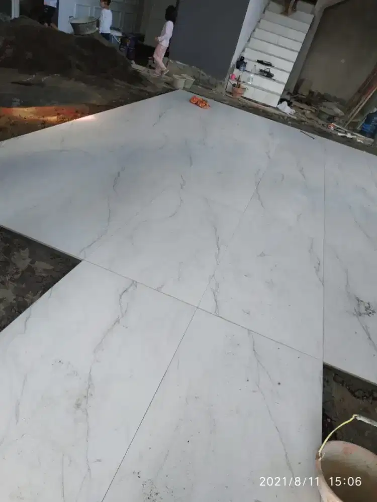 Keramik granit batu alam pafing terpasang