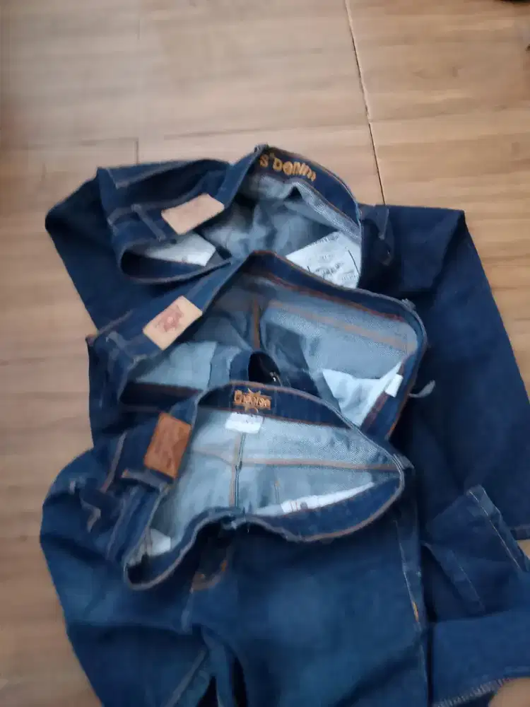 Celana denim merek