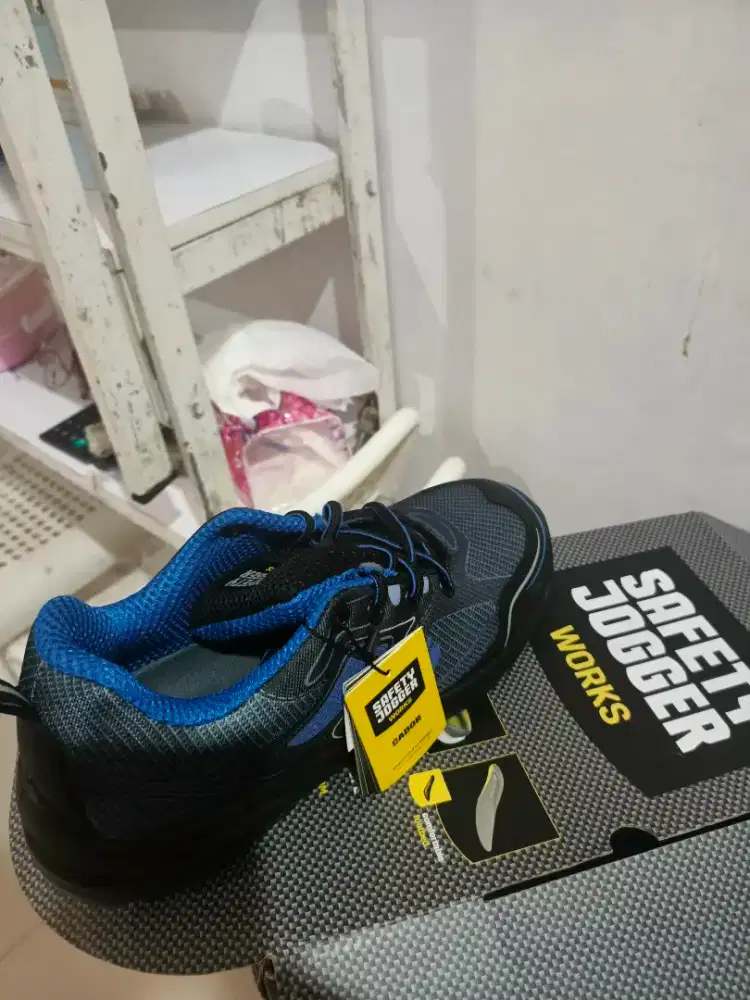 Sepatu safety jogger