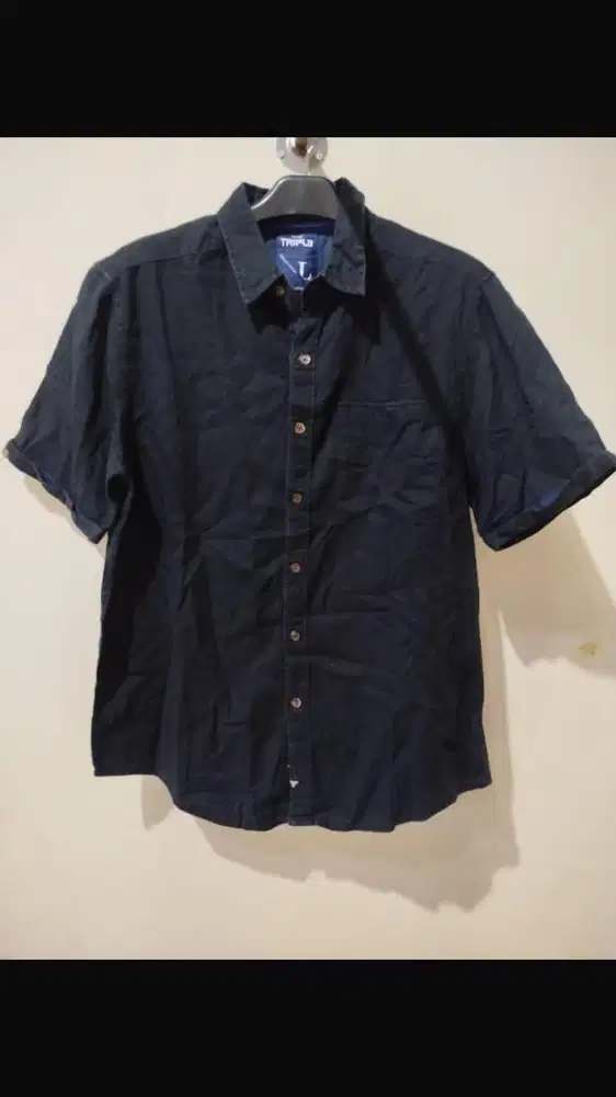 kemeja hitam tripl3