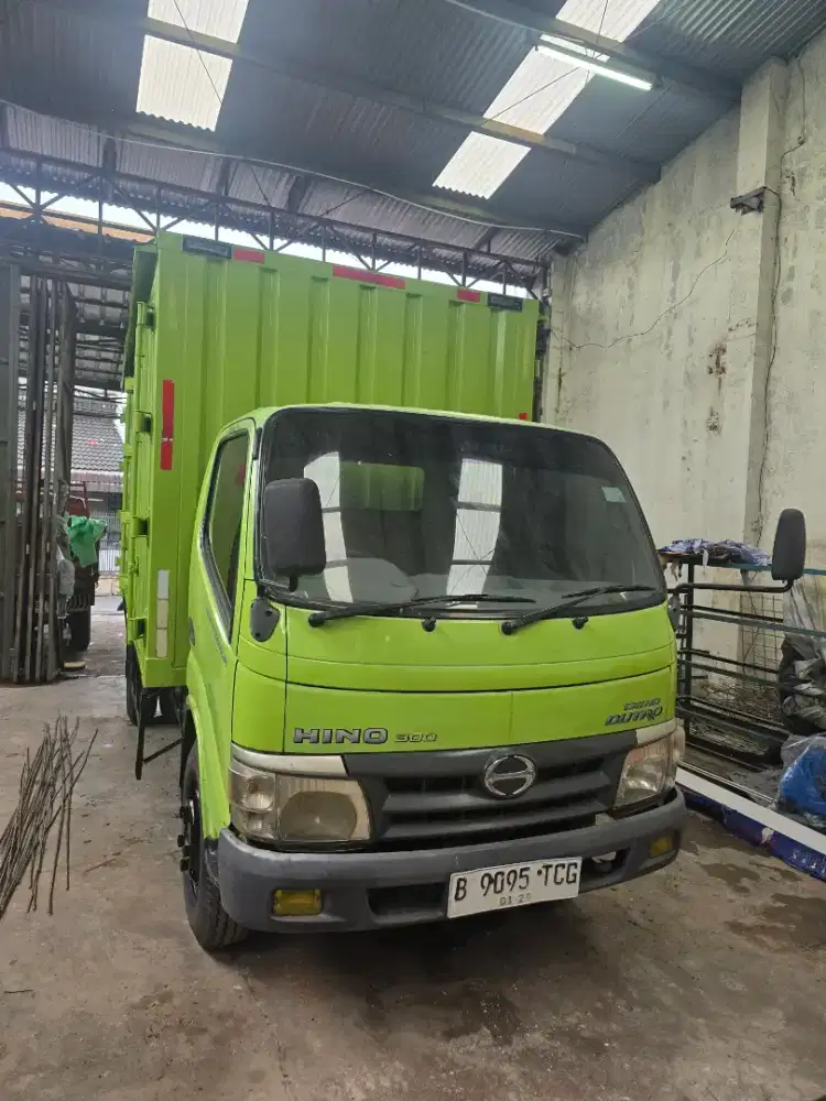 Hino Dutro 130HD CDD 6roda box Orsinil 2013