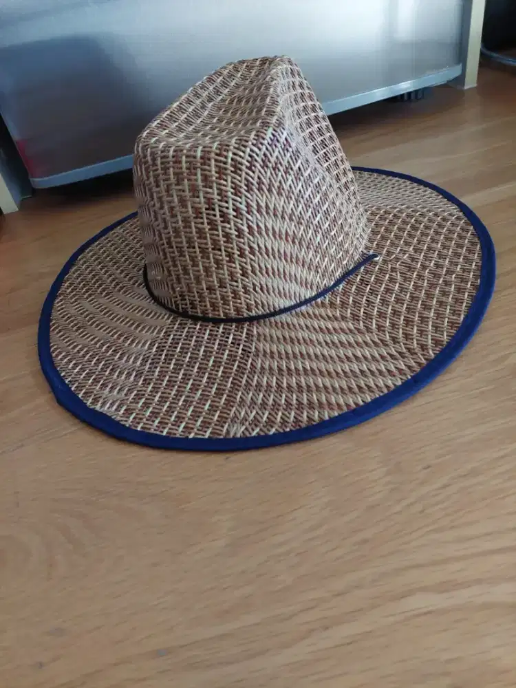 Topi wanita warna coklat muda anyaman