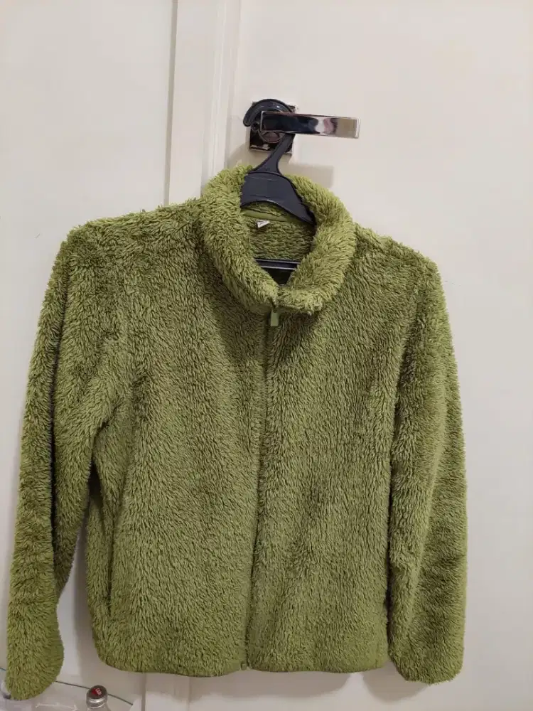 uniqlo Fluffy Yarn Fleece Full-Zip hijau ukuran M
