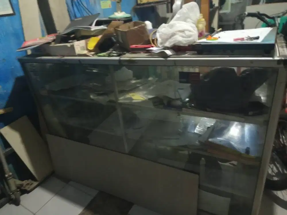 Etalase kaca 3 tingkat & partisi tengah