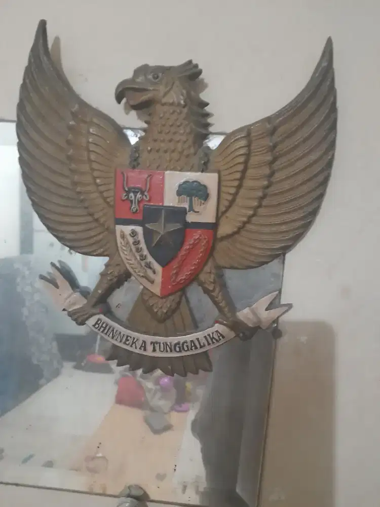 Barang koleksi burung garuda desain kuningan