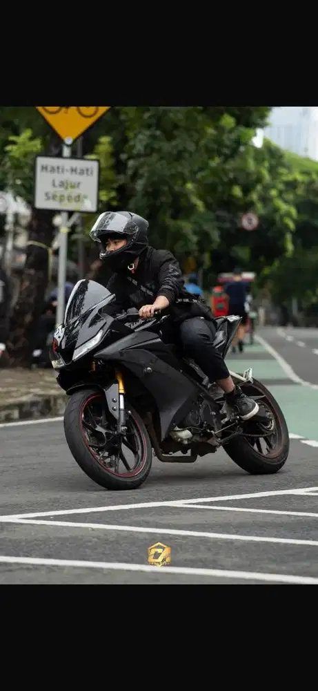 Yamaha R15 hitam