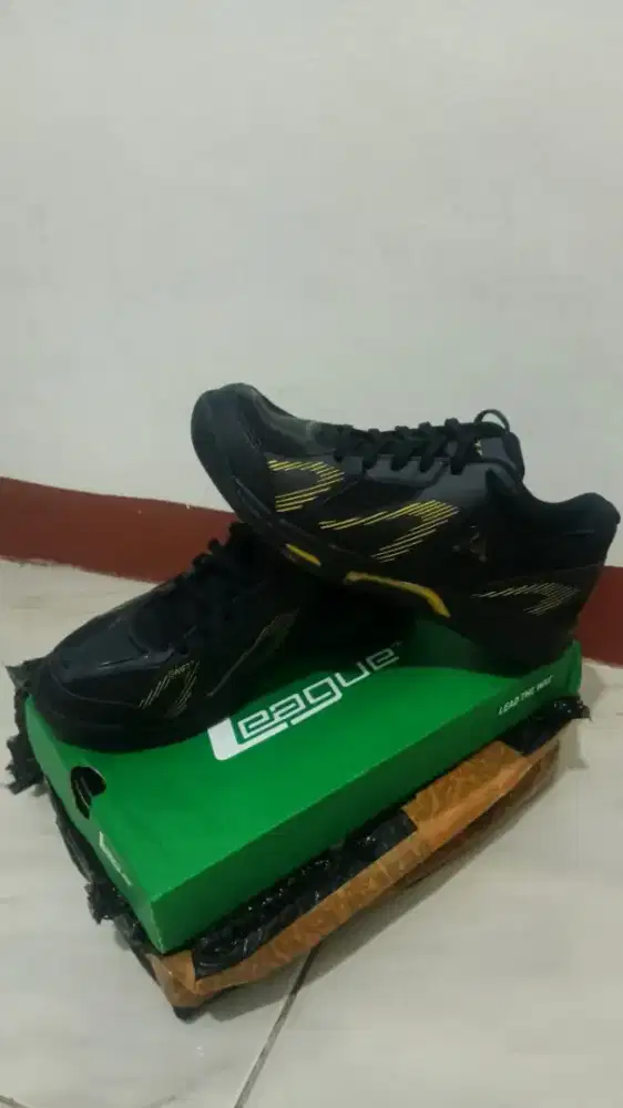 Sepatu badminton bulutangkis ( olahraga )