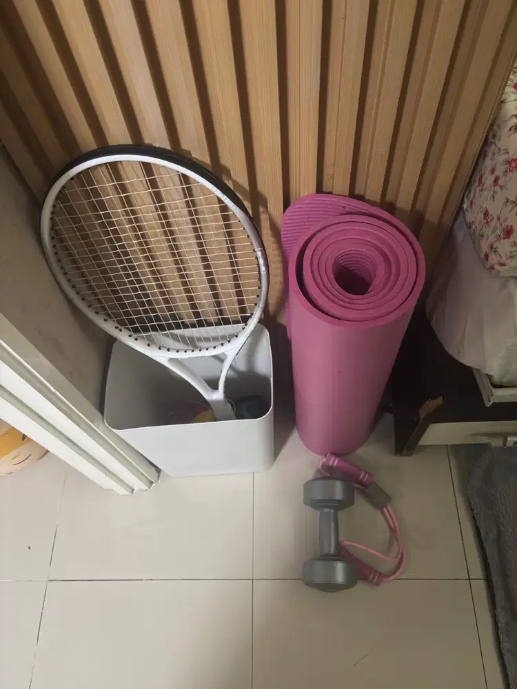 Raket tenis dan matras