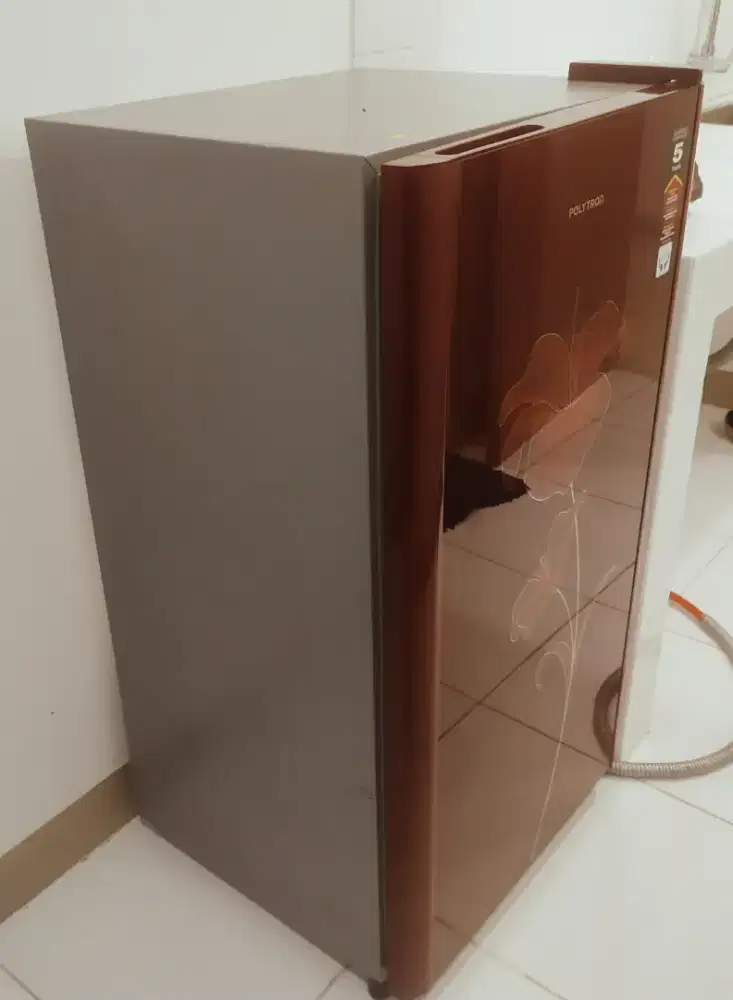 Jual kulkas Polytron 1 pintu kondisi bagus jarang pakai sejak beli