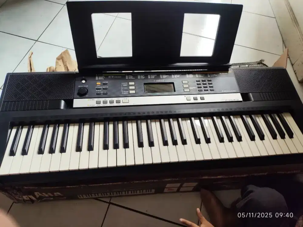 Yamaha keyboard organ PSR E243