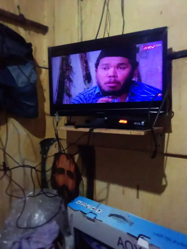 Di juwal tv lcd 21 inci merek sahaf kondisi normal siap pake