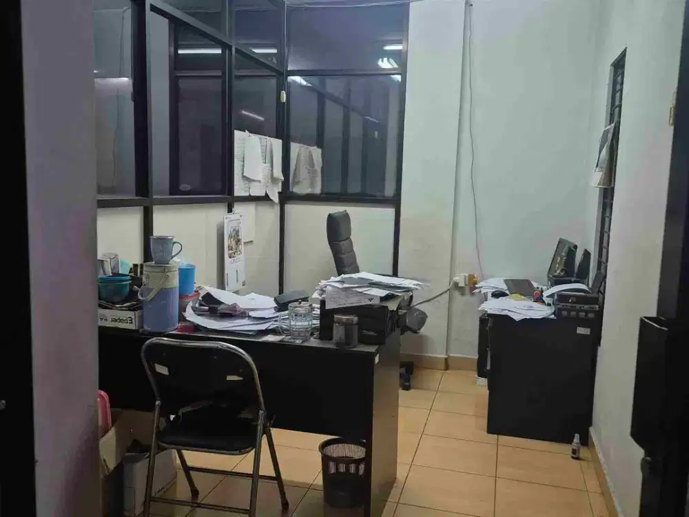 Eks pabrik mesin dengan kantor yang masih on