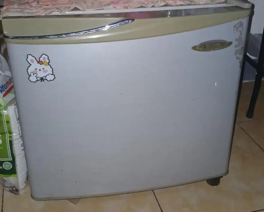 Kulkas mini toshiba super dingin es