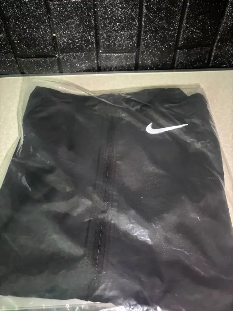 Jaket Nike Windrunner Original Size M Hitam Murah