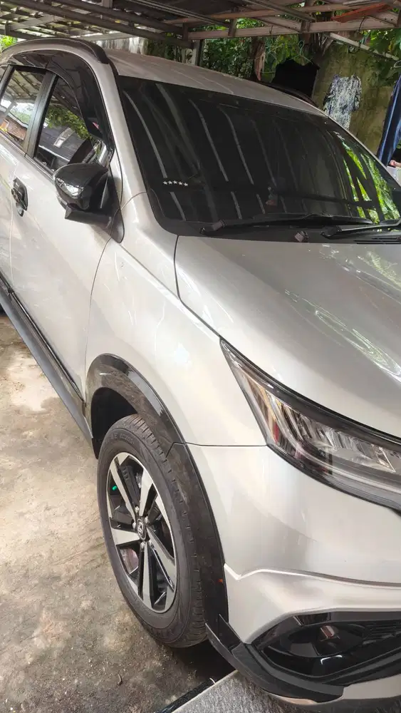 Dijual mobil bekas serasa baru