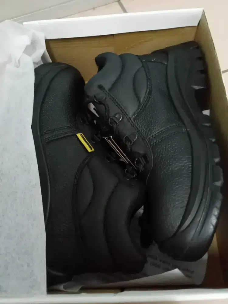 Sepatu safety krisbow masih baru