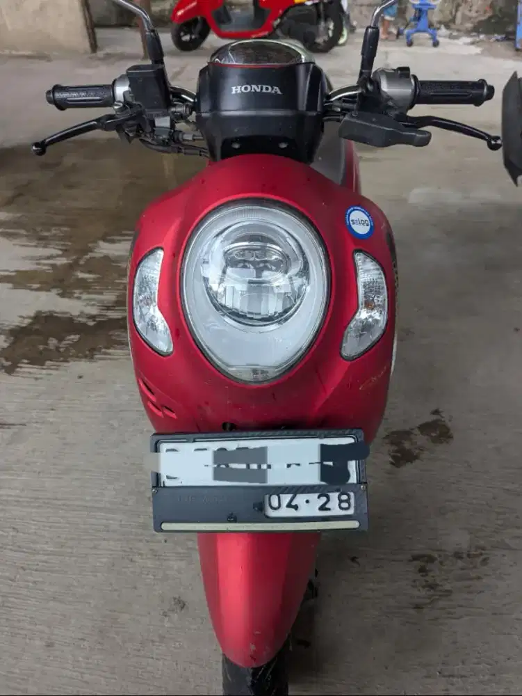 Di jual motor scoopy merah pemakaian pribadi
