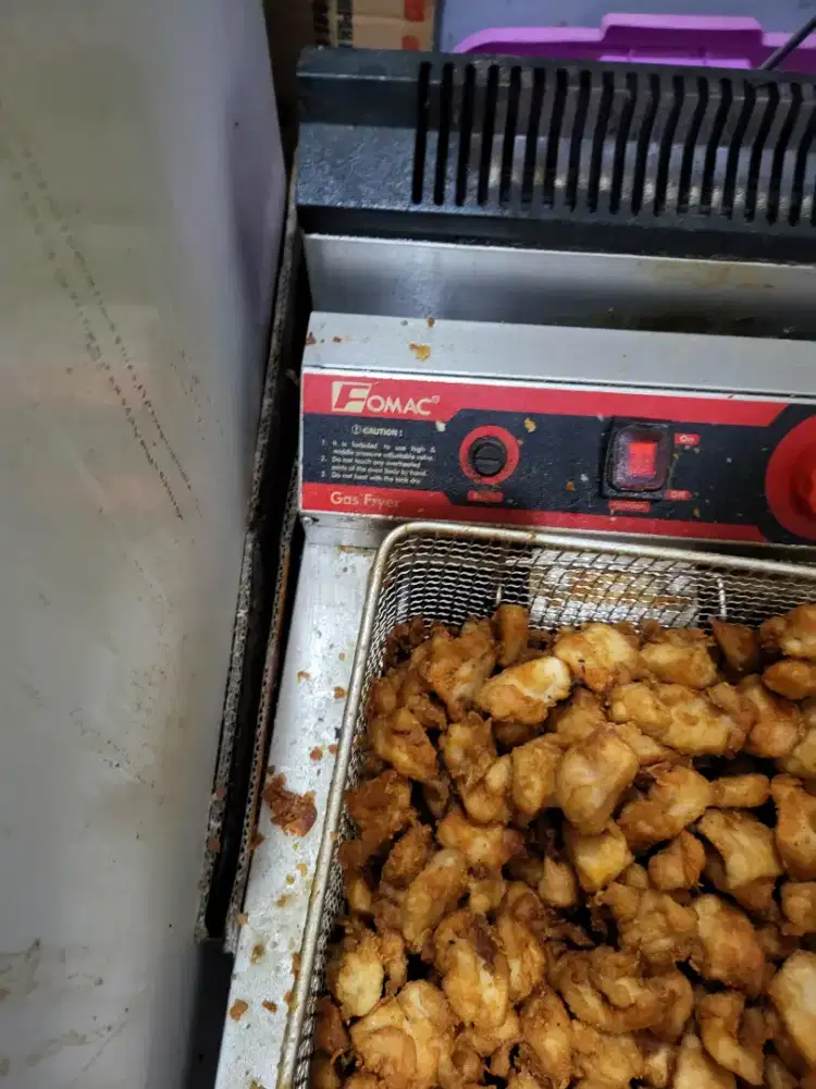 STAFF DAPUR / KITCHEN HELPER