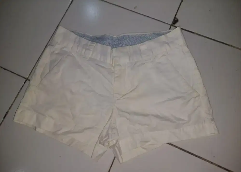CELANA PENDEK PUTIH UNIQLO
