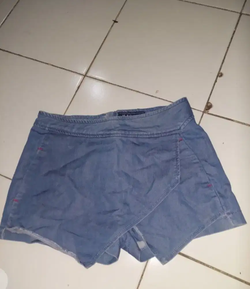 CELANA PENDEK WANITA