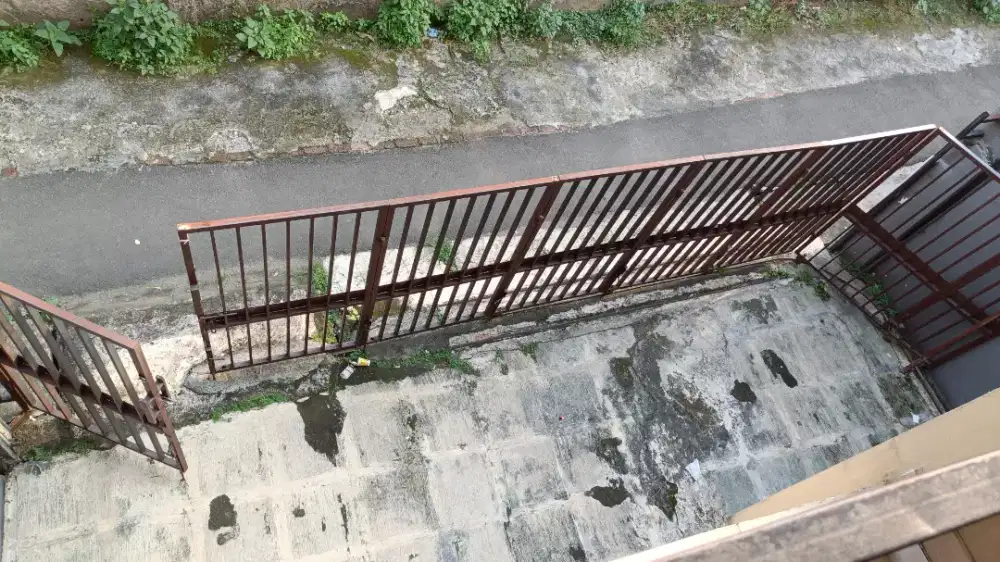 Rumah disewakan Rumah 3 lantai cocok untuk kantor atau keluarga