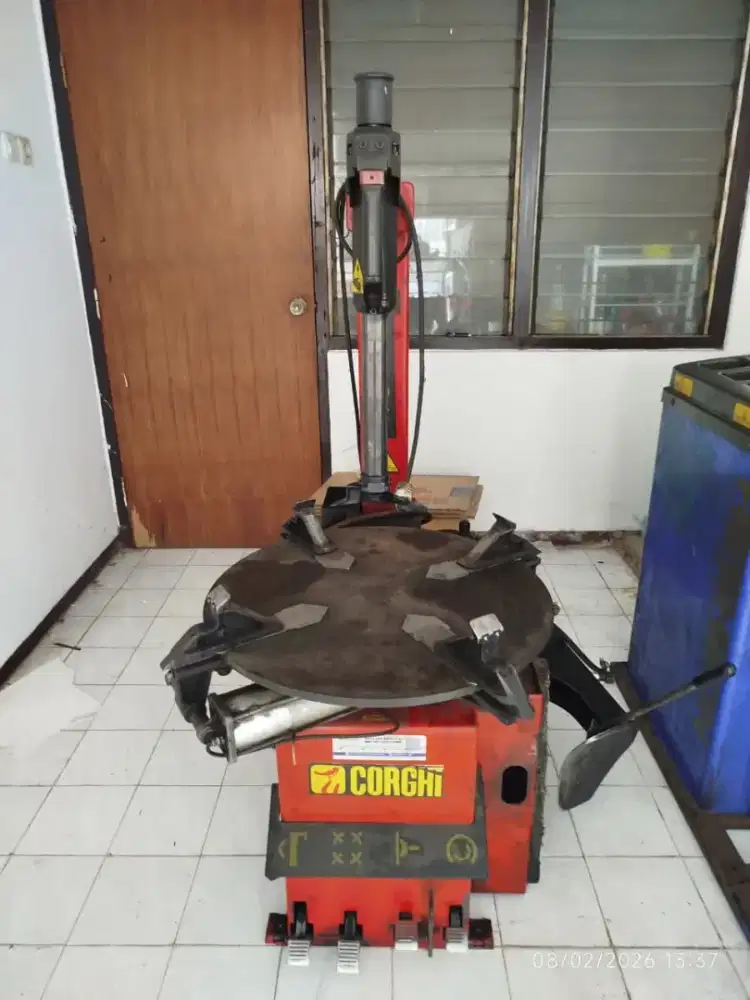 Mesin Buka Ban Italy Corghi dan Kompresor Puma Plus Kelengkapan Lain