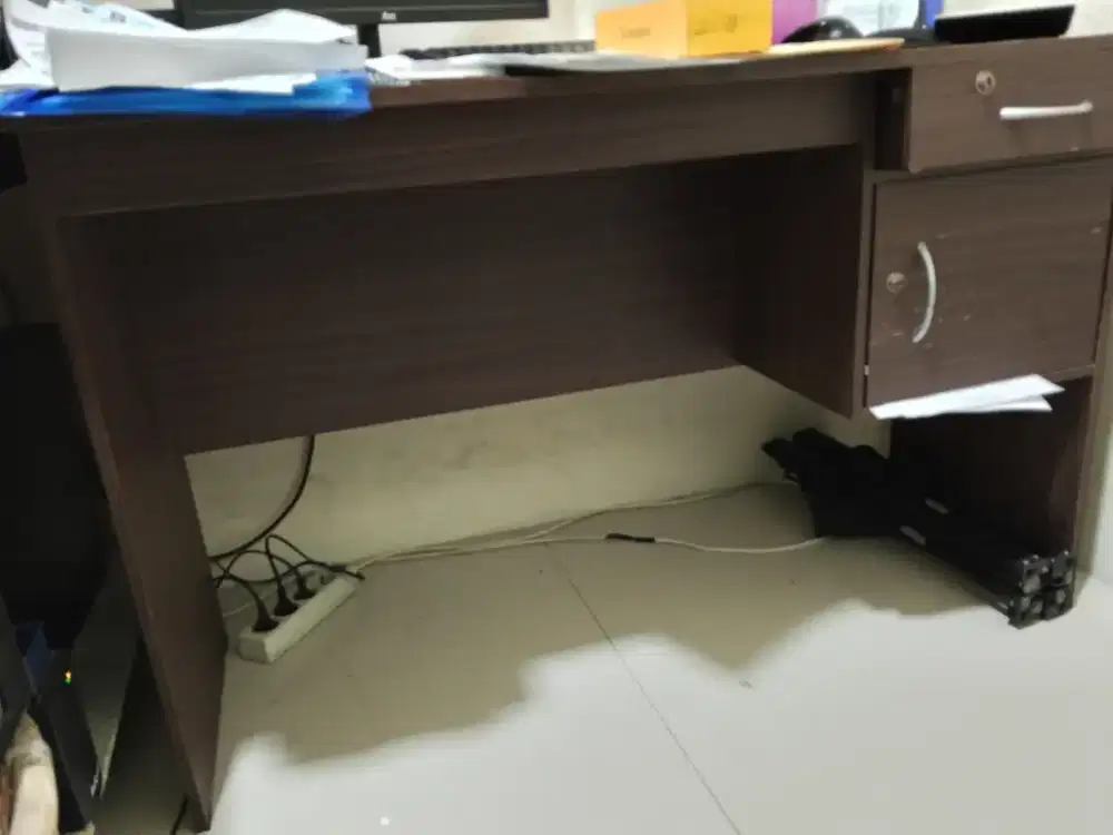 Meja tulis meja kantor bekas