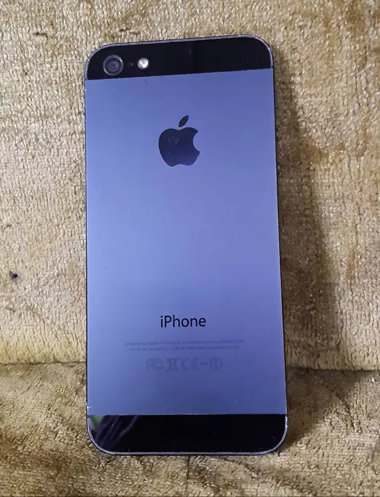 Iphone 5 A1428 utuh cukup mulus tapi gak mau hidup