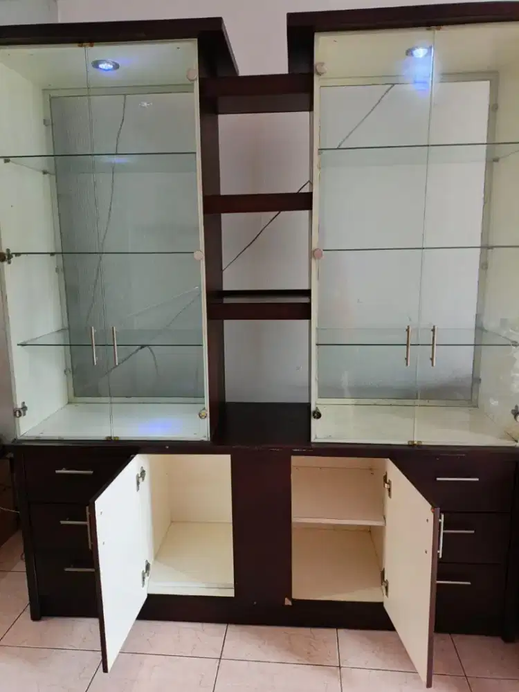 Lemari partisi kayu dan kaca