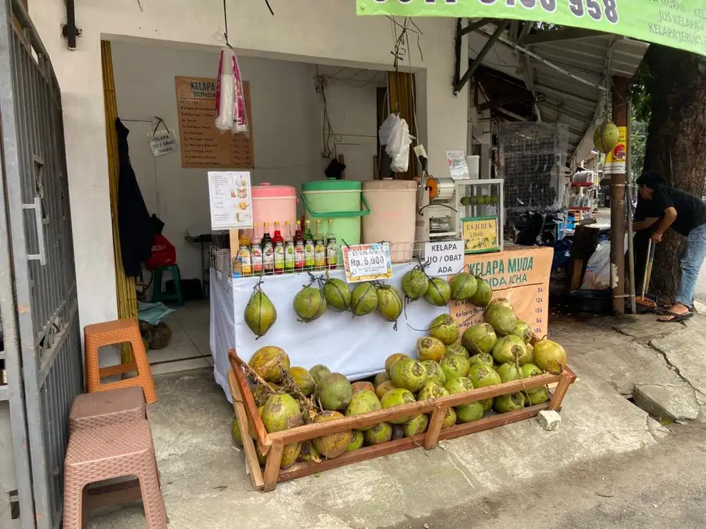 Karyawan Toko Kelapa Muda