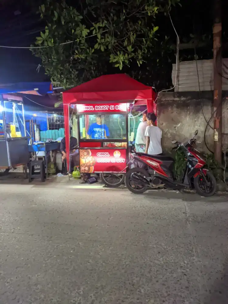 Staff Outlet dan Staff Produksi Cimol Bojot Si Boy