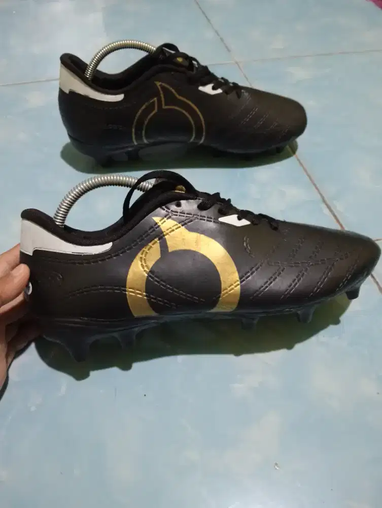 Sepatu Bola Pria