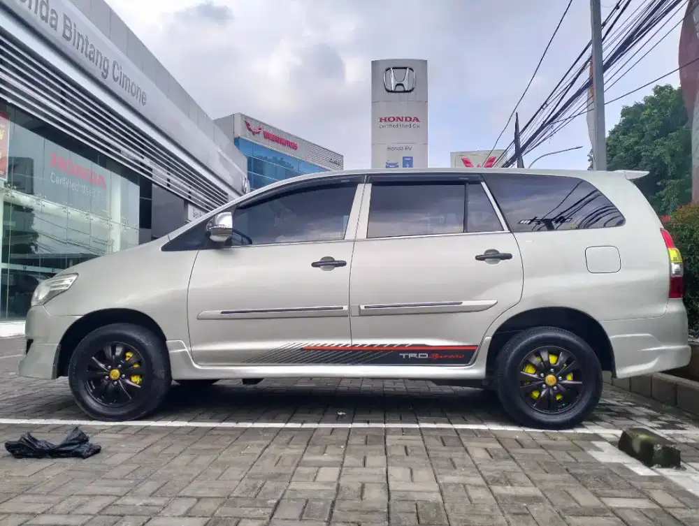 Toyota Kijang Innova 2011 Bensin