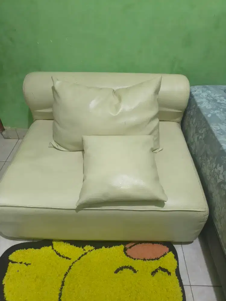 Satu set sofa kulit