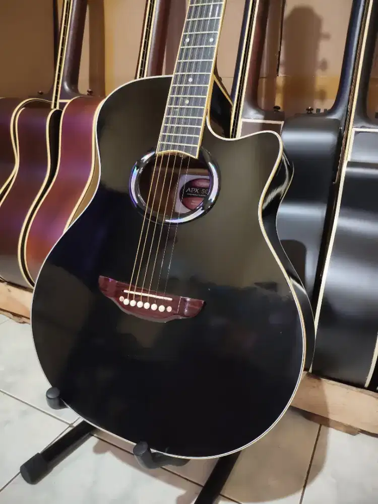 Gitar akustik merek Yamaha apx hitam glossy