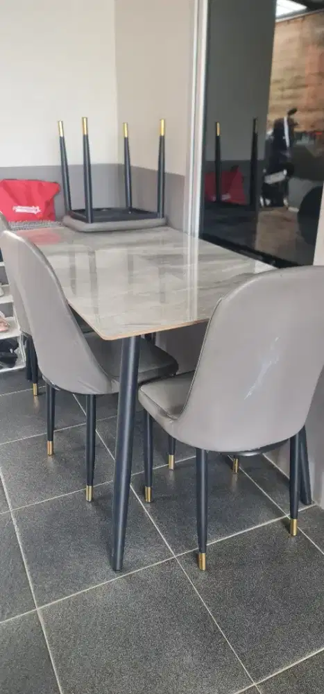 Set Meja Makan Keramik Minimalis