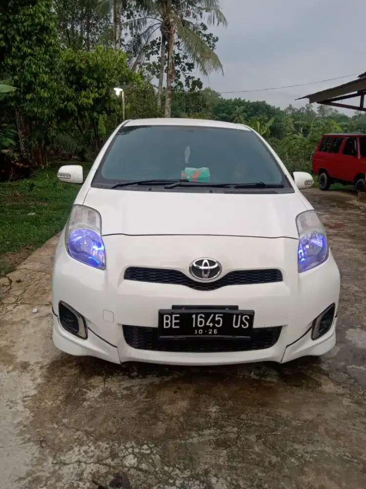 Toyota yaris e 2012