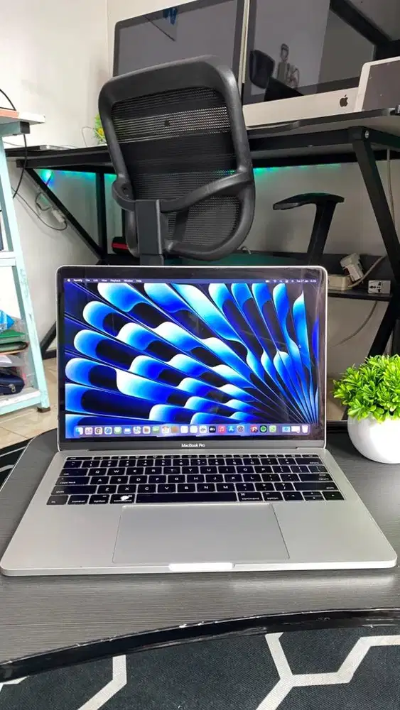 MACBOOK PRO 13 INCH 2017 LIKE NEW