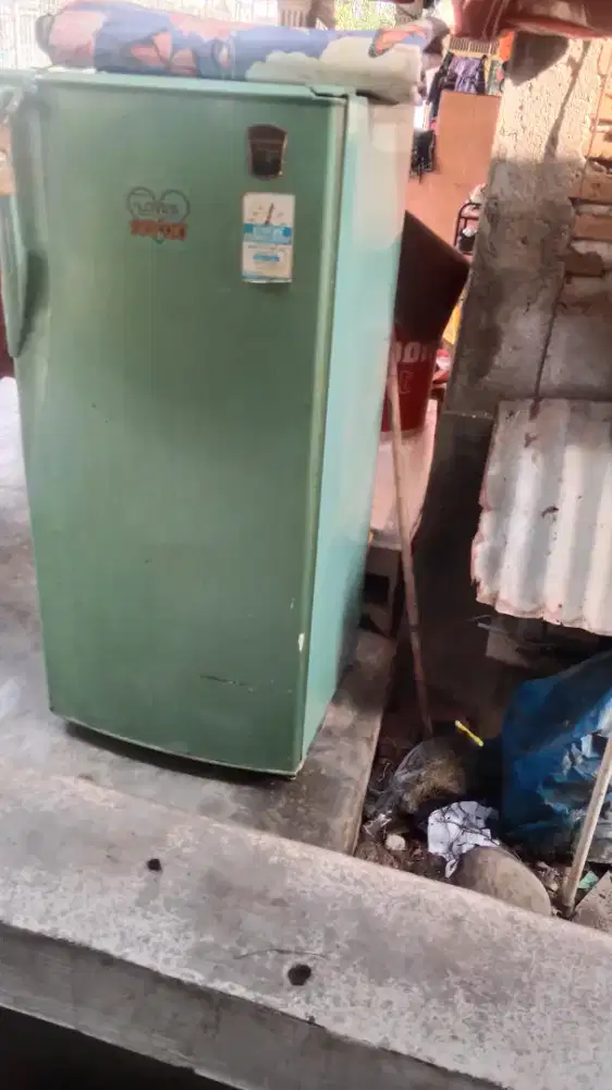 dijual cepat kulkas merek sharp