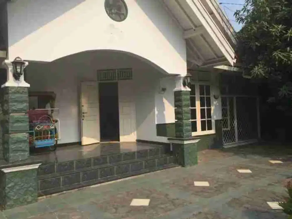 Rumah Besar halamannya jatiwaringin Asri