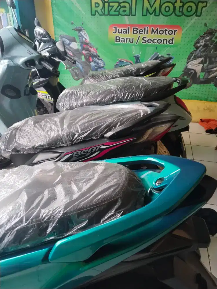 Melayani konsumen dan bersih2 di shwoorom motor